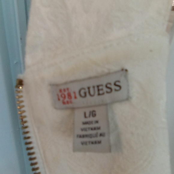 Guess bright beige paisley suit.  Beautiful with matching pants. Xtra 25.00 - Picture 4 of 6